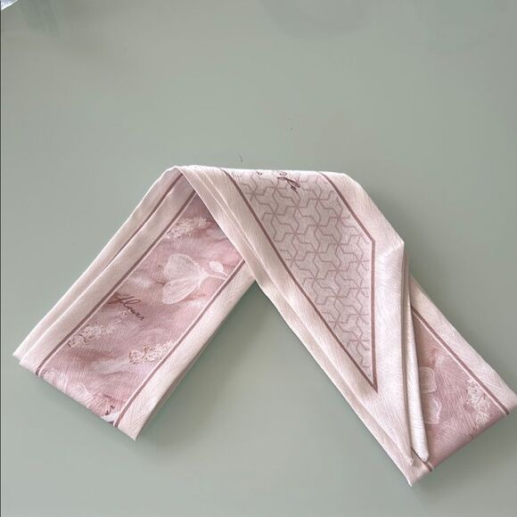 Elegant Pink and Cream Scarf A1191 - Picture 3 of 3